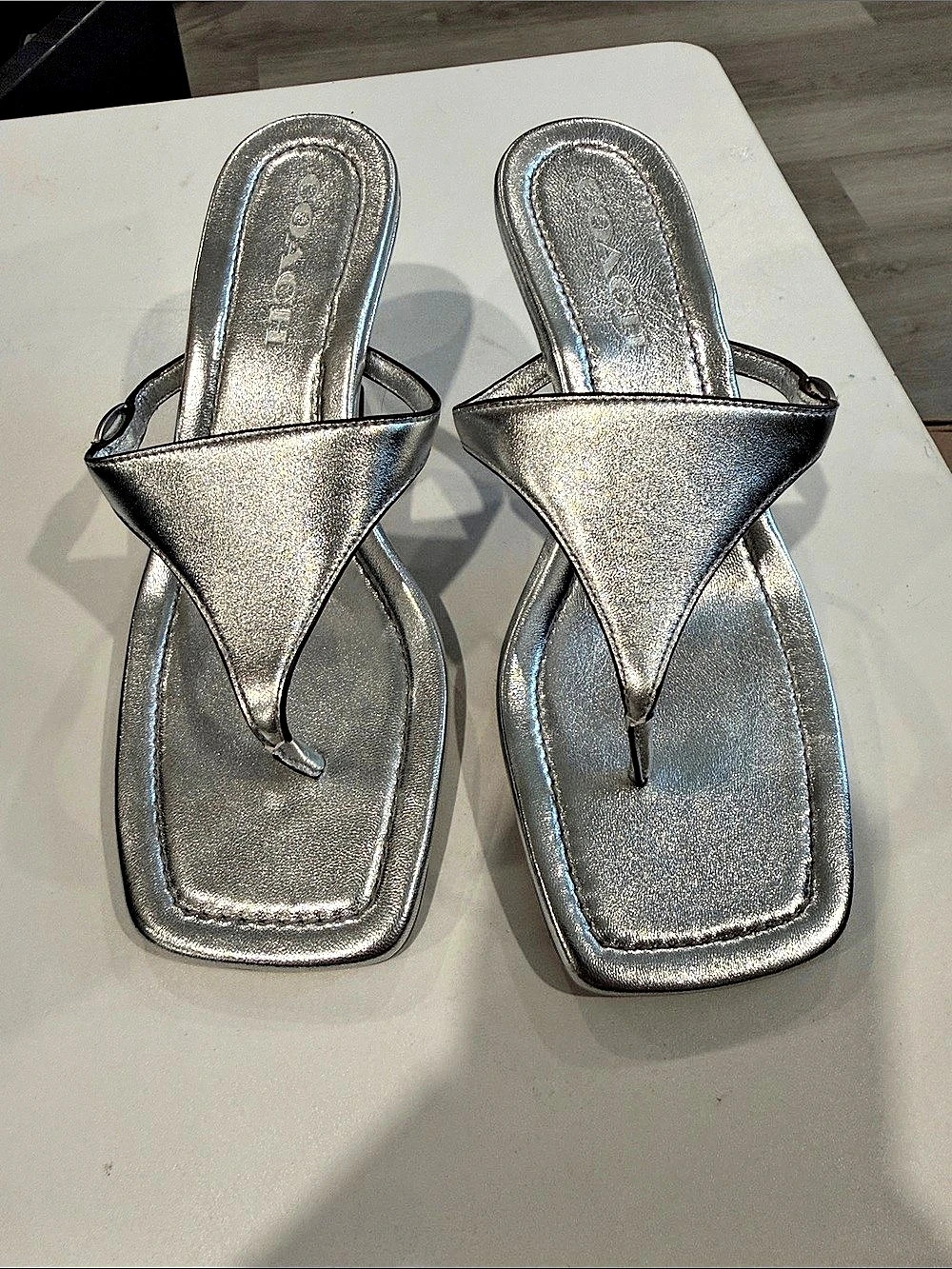 Coach Women's Metallic Heritage C Plaque Thong Sandal Size 7 Used Once